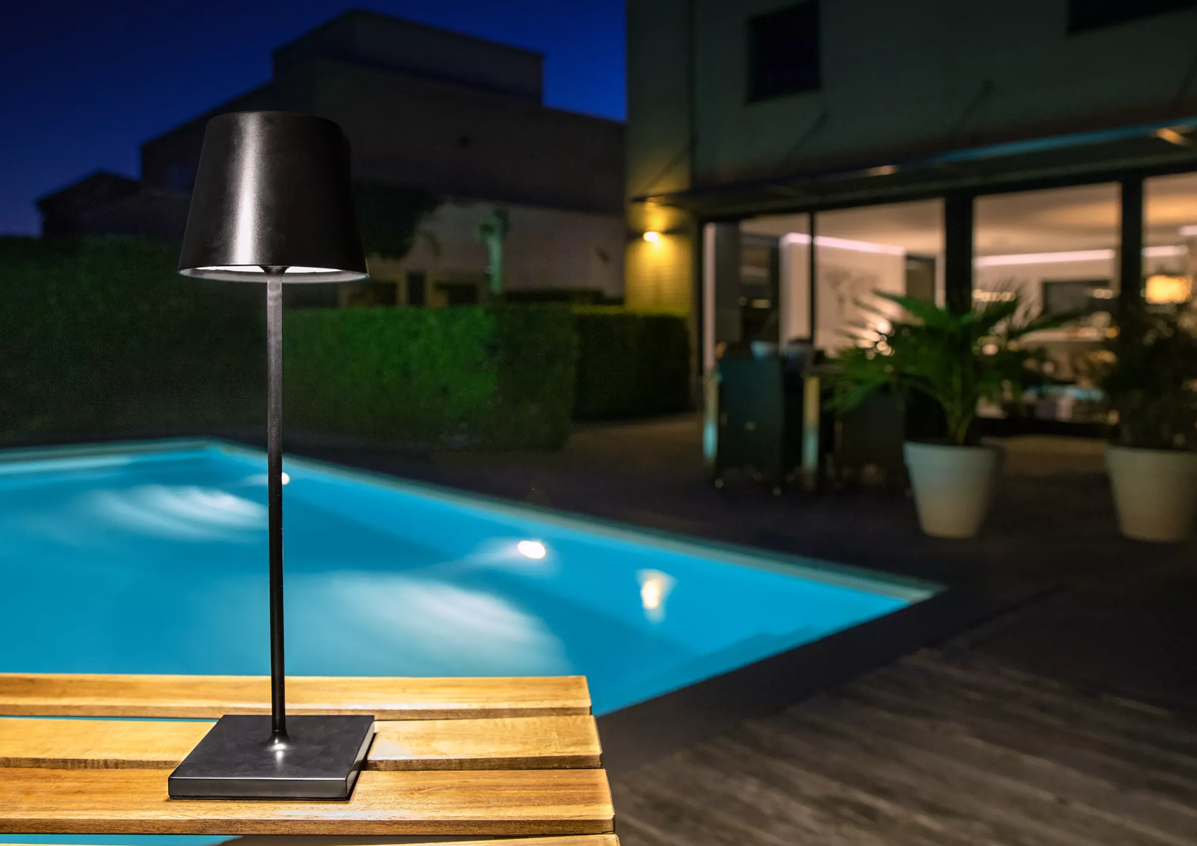 JUSTIN - Oplaadbare Tafellamp Binnen/Buiten - Accu/Batterij - Ø 11 cm - LED Dimb. - CCT - 1x2,2W 2700K/3000K - IP54 - Zwart*Lucide Online