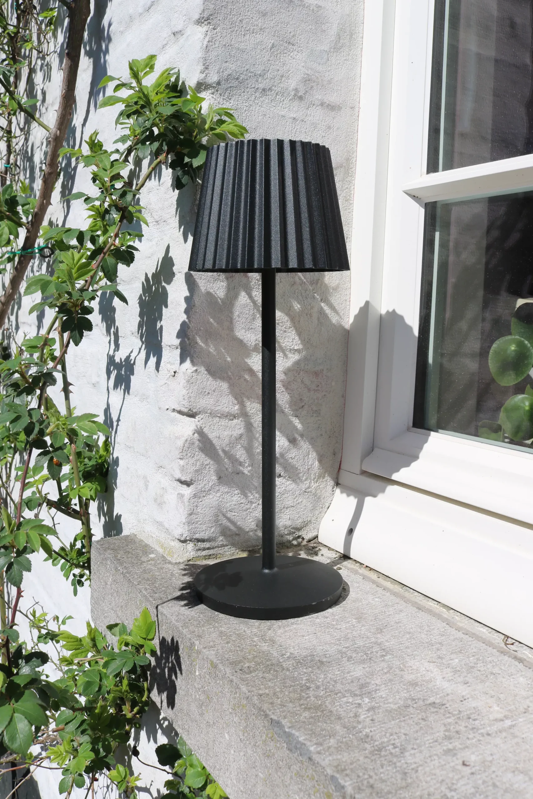 JUSTINE - Oplaadbare Tafellamp Binnen/Buiten - Accu/Batterij - LED Dimb. - 1x2W 2700K - IP54 - Met draadloos oplaadstation - Zwart*Lucide Discount