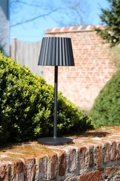 JUSTINE - Oplaadbare Tafellamp Binnen/Buiten - Accu/Batterij - LED Dimb. - 1x2W 2700K - IP54 - Met draadloos oplaadstation - Zwart*Lucide Discount