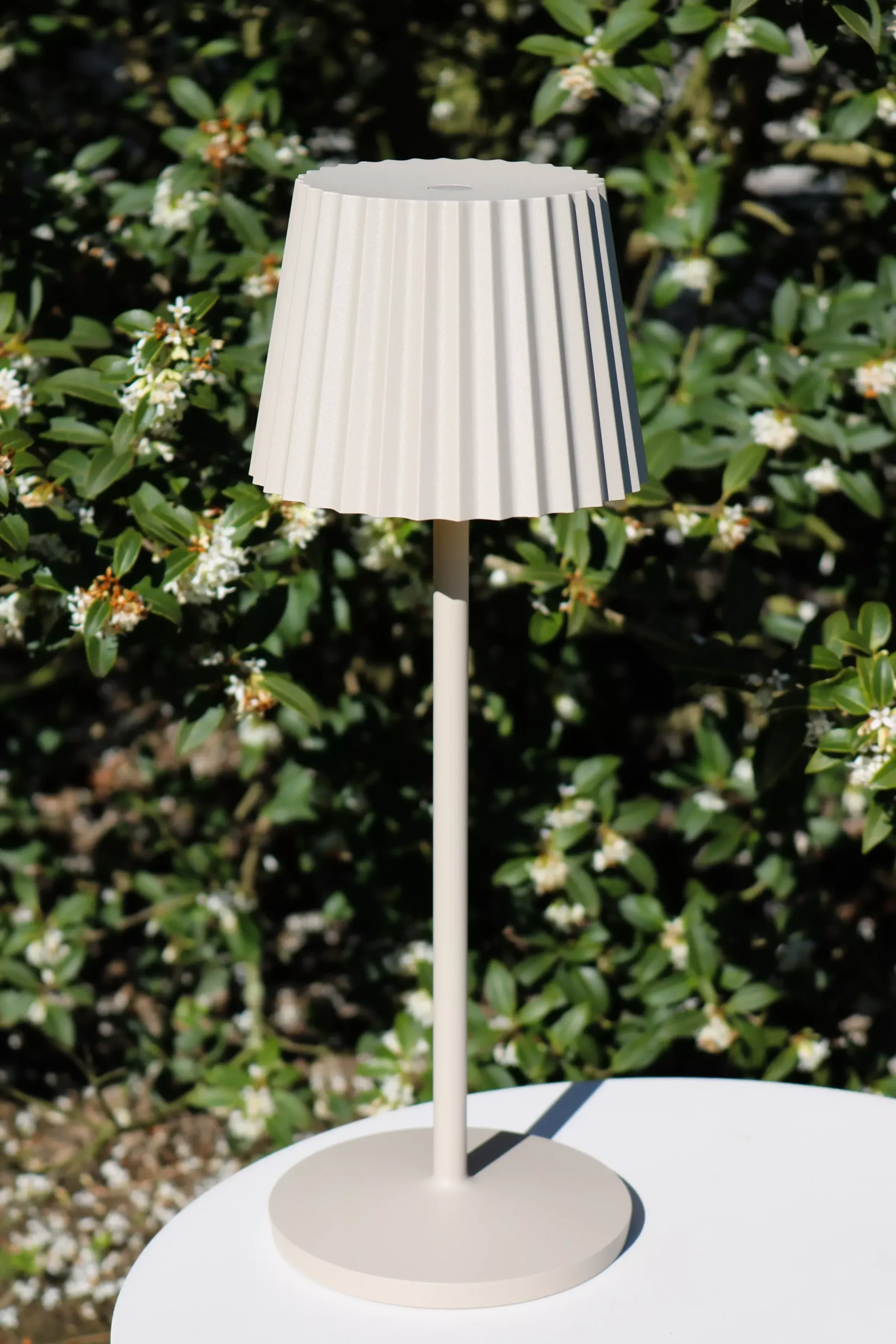 JUSTINE - Oplaadbare Tafellamp Binnen/Buiten - Accu/Batterij - LED Dimb. - 1x2W 2700K - IP54 - Met draadloos oplaadstation - Beige*Lucide New