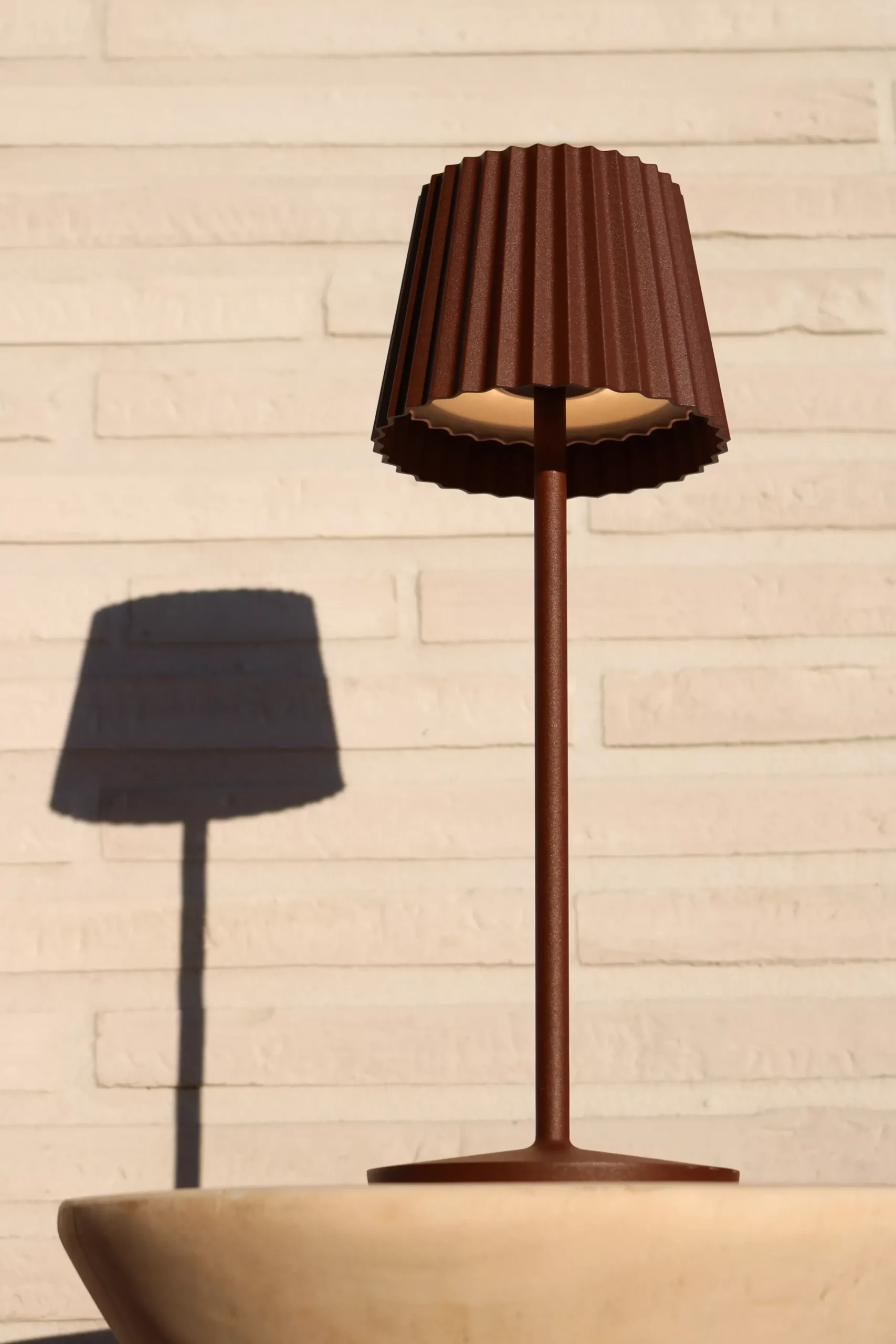 JUSTINE - Oplaadbare Tafellamp Binnen/Buiten - Accu/Batterij - LED Dimb. - 1x2W 2700K - IP54 - Met draadloos oplaadstation - Roest bruin*Lucide New