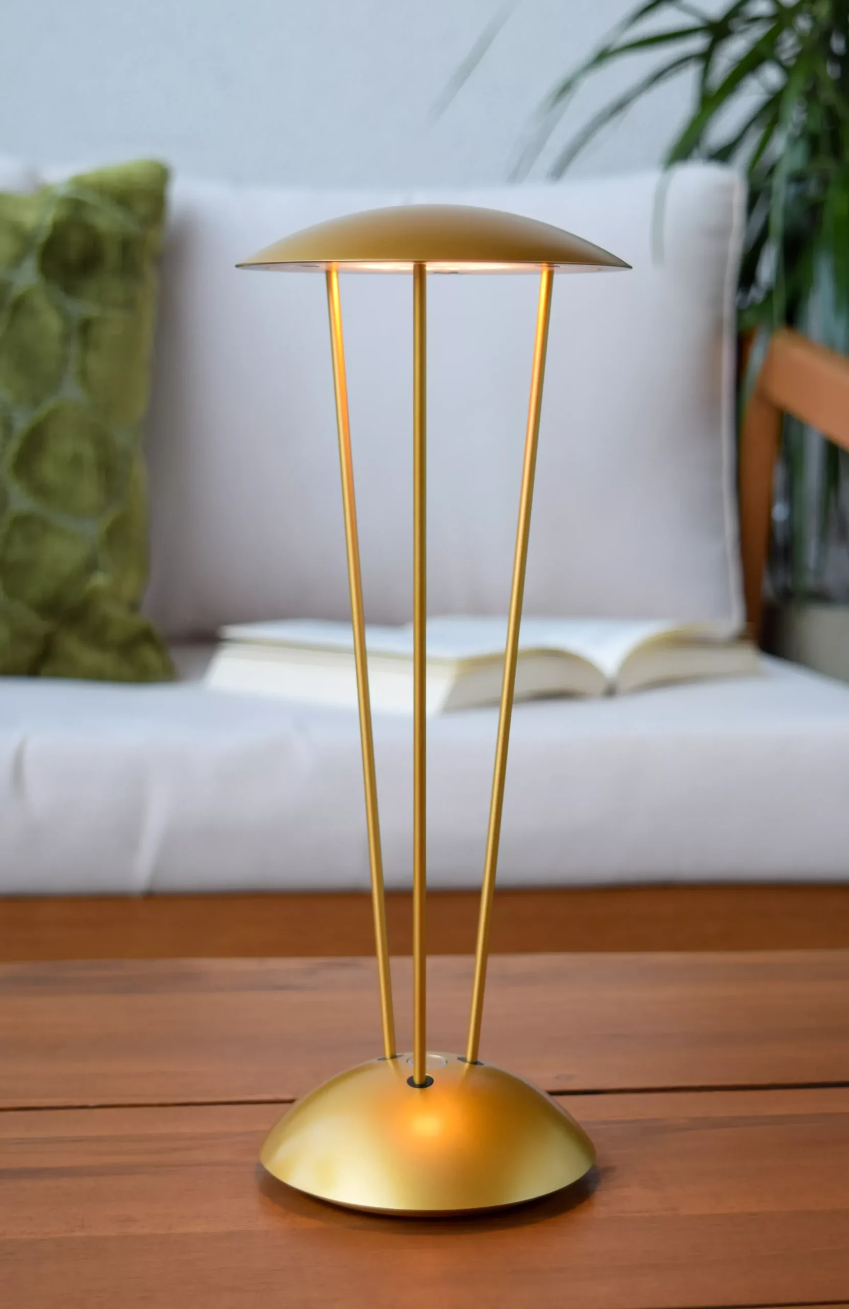 RENEE - Oplaadbare Tafellamp Binnen/Buiten - Accu/Batterij - Ø 12,3 cm - LED Dim to warm - 1x2,2W 2700K/3000K - IP54 - Met draadloos oplaadstation - Mat Goud / Messing*Lucide Shop