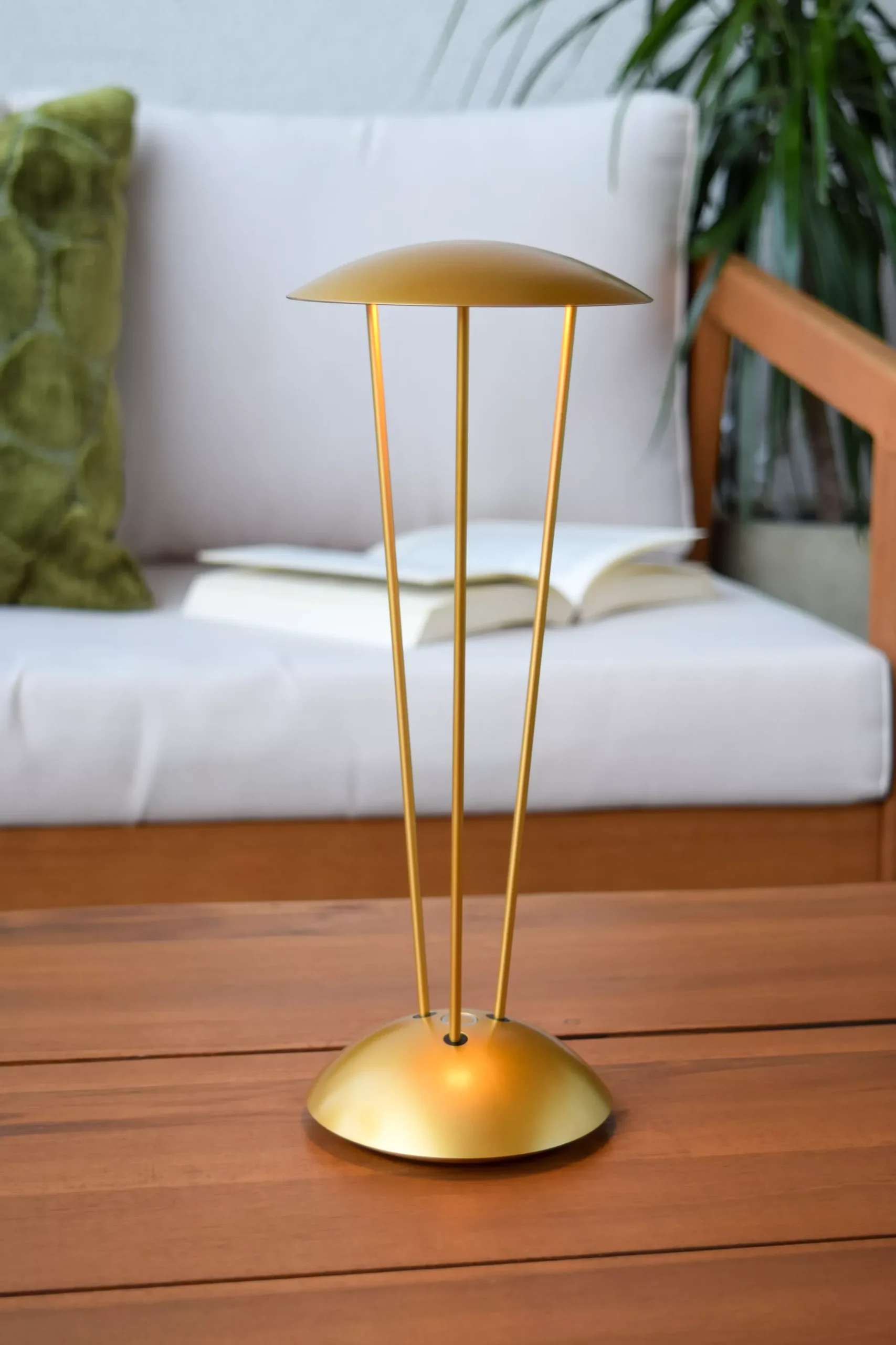 RENEE - Oplaadbare Tafellamp Binnen/Buiten - Accu/Batterij - Ø 12,3 cm - LED Dim to warm - 1x2,2W 2700K/3000K - IP54 - Met draadloos oplaadstation - Mat Goud / Messing*Lucide Shop