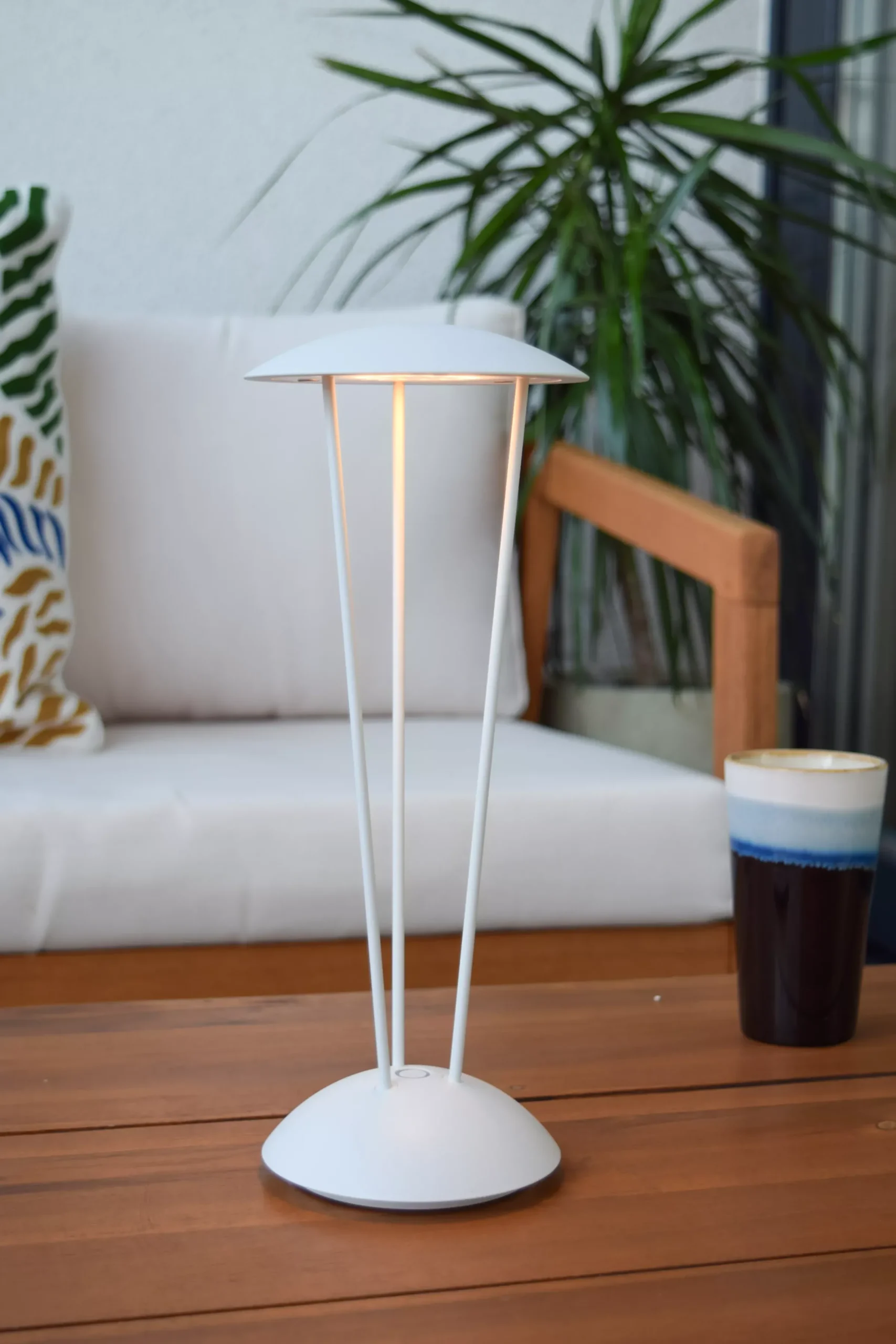 RENEE - Oplaadbare Tafellamp Binnen/Buiten - Accu/Batterij - Ø 12,3 cm - LED Dim to warm - 1x2,2W 2700K/3000K - IP54 - Met draadloos oplaadstation - Wit*Lucide Flash Sale