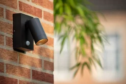 TAYLOR - Wandspot / Wandlamp Binnen/Buiten - 1xGU10 - IP54 - Beweging & dag/nacht sensor - Zwart*Lucide Store
