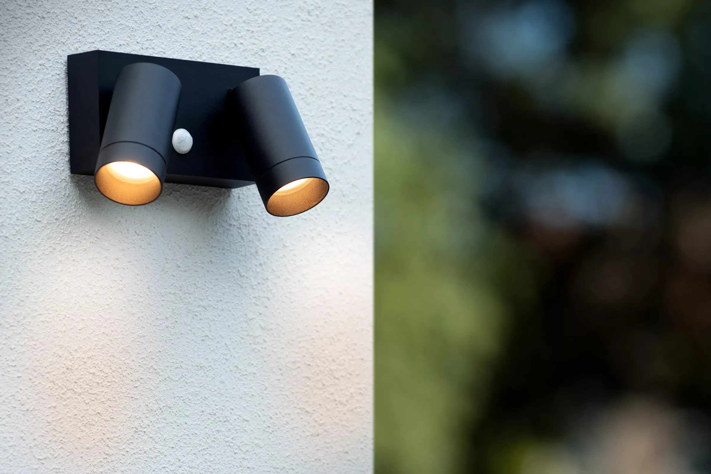 TAYLOR - Wandspot / Wandlamp Binnen/Buiten - 2xGU10 - IP54 - Beweging & dag/nacht sensor - Zwart*Lucide Best Sale