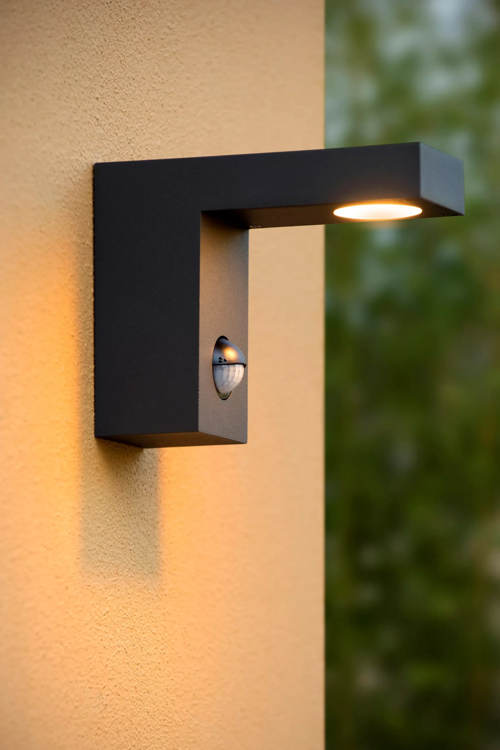 TEXAS-IR - Wandspot / Wandlamp Binnen/Buiten - LED - 1x7W 3000K - IP54 - Beweging & dag/nacht sensor (uitschakelbaar) - Antraciet*Lucide Store
